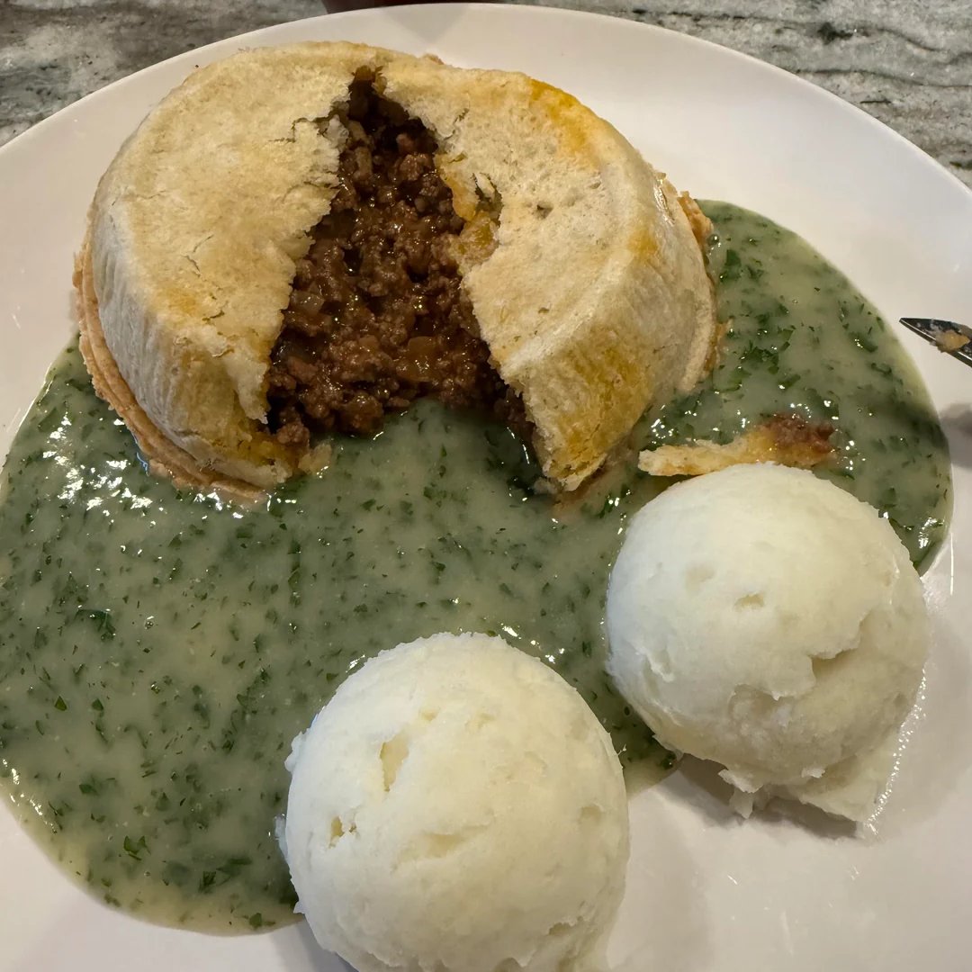 WHATSFORDlNNER's tweet photo. Pie &amp; Mash https://t.co/7sEAnK5TKI
