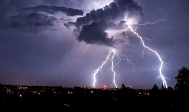 Nawaiwaqt_'s tweet photo. دیر بالا : مدرسے پر آسمانی بجلی گرنے سے 22 طالبات زخمی
https://t.co/pBkL3UaIg9
#KPK #UpperDir #Lightning #Madrasa @_KPUpdates @GovernmentKP https://t.co/XqDaPsQyo6