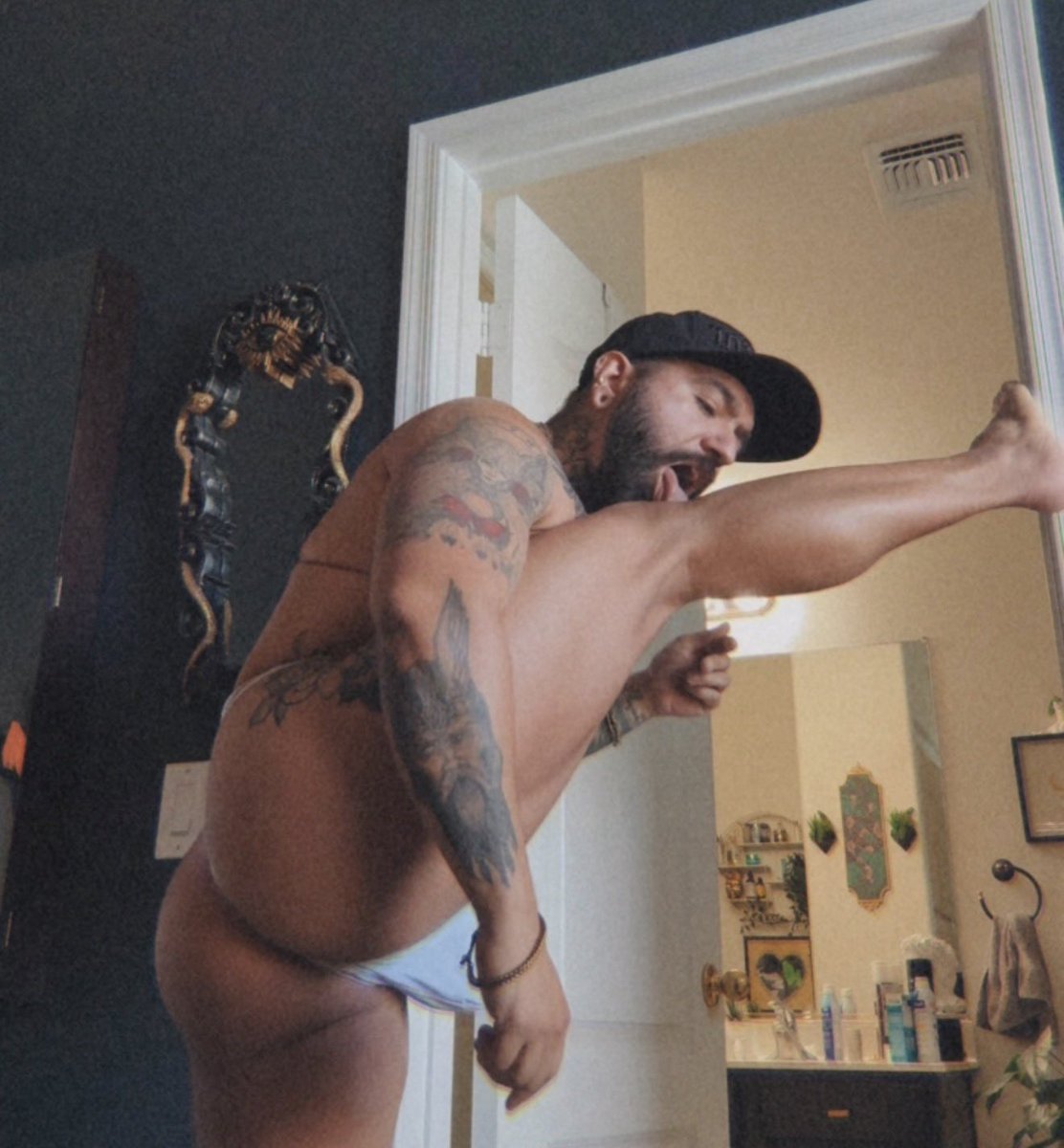 Witchy_booty's tweet photo. Happy Hump day boys 😈 https://t.co/wMx33TSXbA
