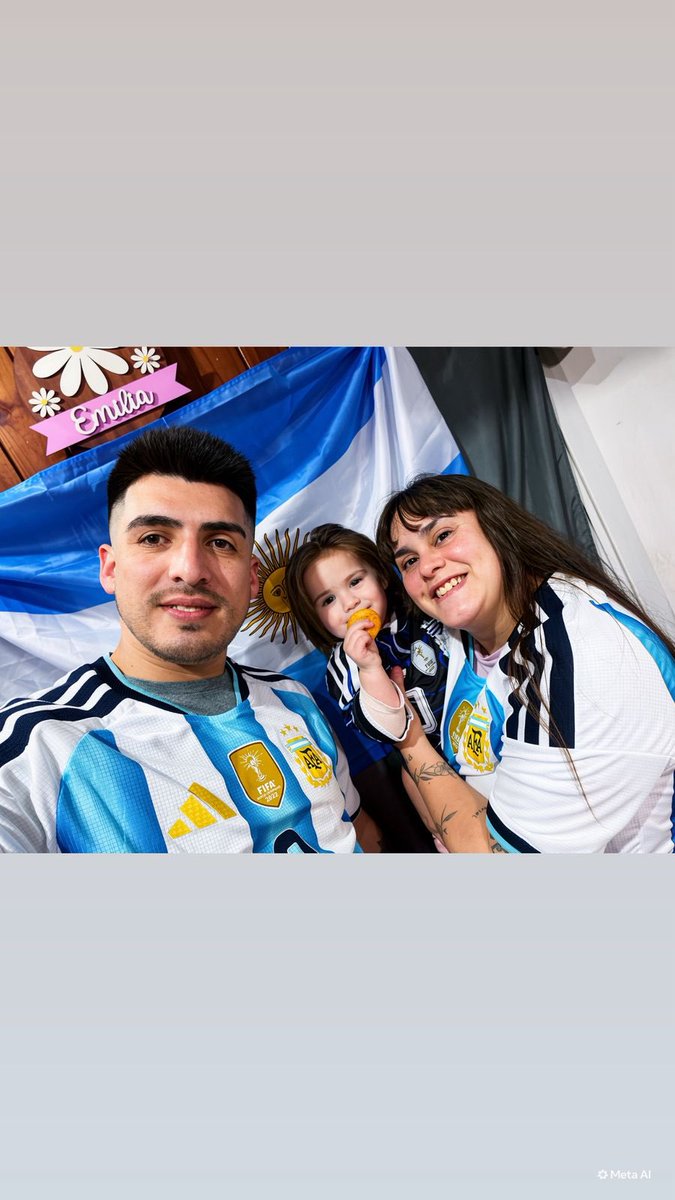 Bel___03's tweet photo. Nuestra cabala en 2022 fue verlo juntos, este año se nos sumó una integrante más! Ahora lo vemos en familia #Nadiedicenada https://t.co/fK0gZtMQ6N