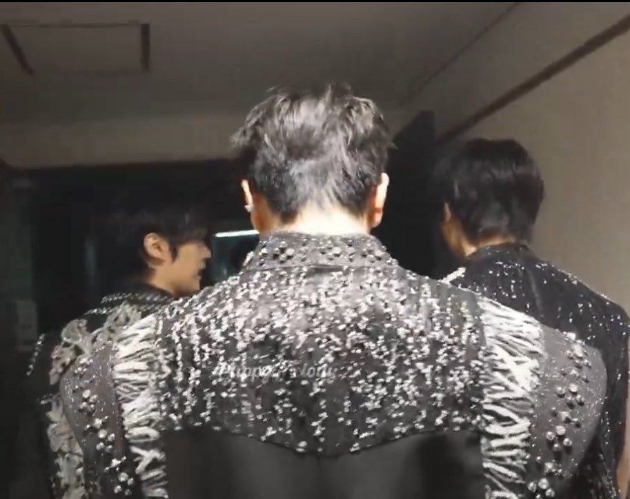mini2mino's tweet photo. Seungmin shoulders are as wide as Pacific Ocean https://t.co/0F0pvrYrZU