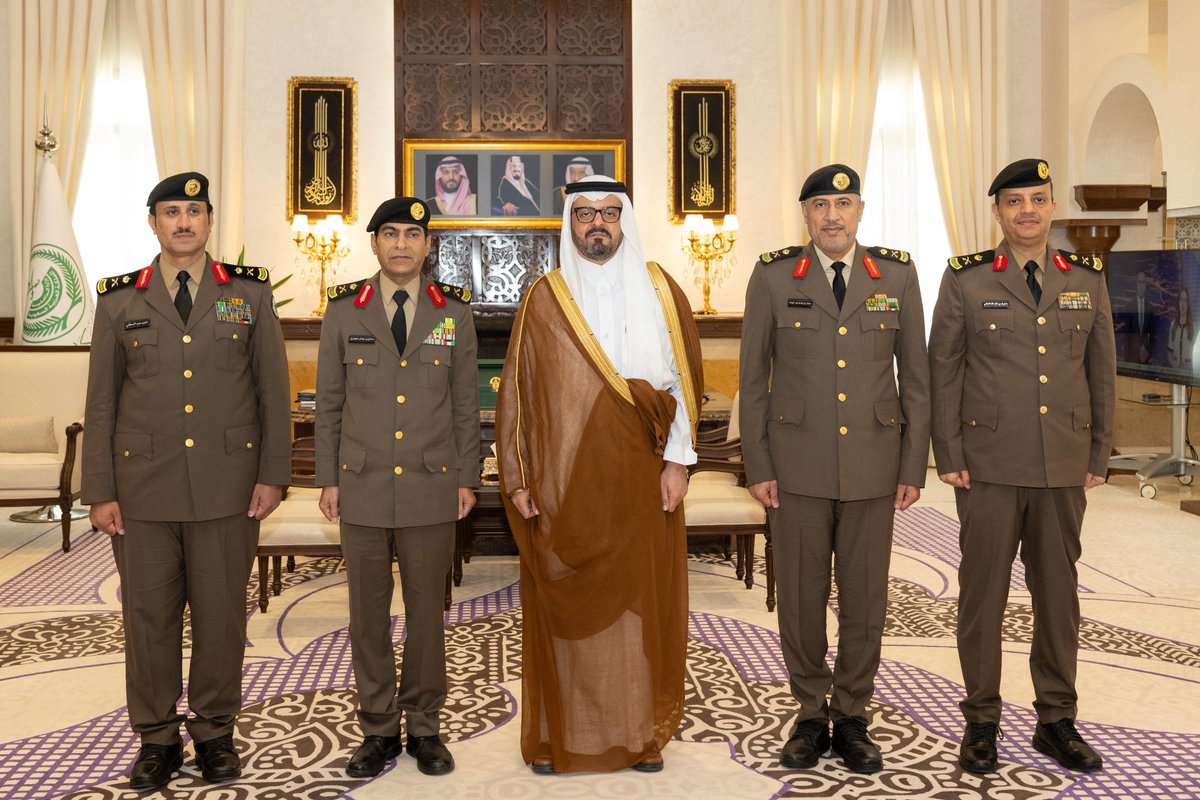 makkahregion's tweet photo. نائب أمير منطقة مكة المكرمة صاحب السمو الملكي الأمير #سعود_بن_مشعل_بن_عبدالعزيز ، يُقلّد بحضور مدير شرطة المنطقة اللواء صالح الجابري، كلاً من اللواء مشبب القحطاني مساعد مدير شرطة العاصمة المقدسة، واللواء د.شرف الثمالي مدير شعبة شؤون الأمن بشرطة العاصمة المقدسة، رتبهم الجديدة.
..سأل الله لهما التوفيق والسداد ، مشيداً بجهود رجال الأمن في خدمة الدين ثم المليك والوطن.