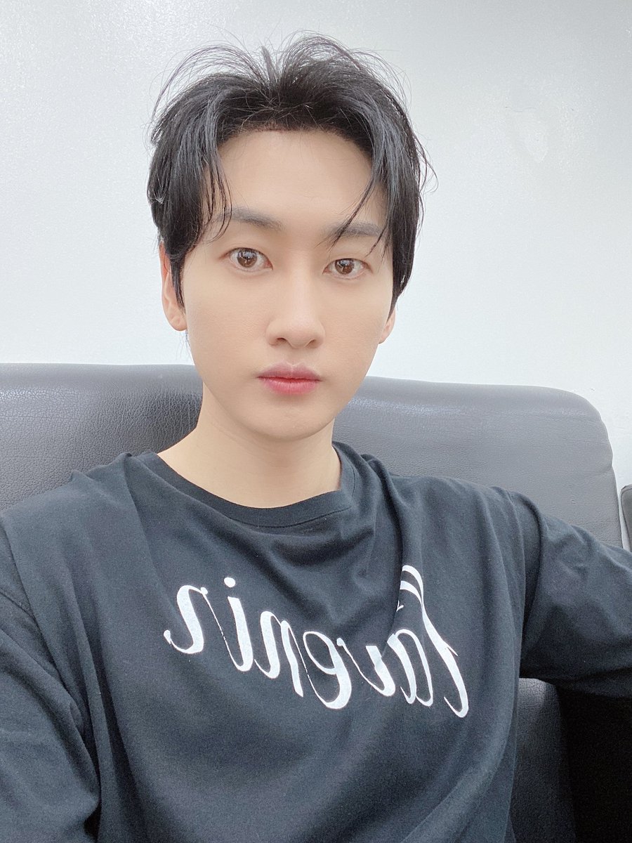 CH3_talk's tweet photo. 주간아 시절 일산 엠비씨 대기실 쇼파 붙박이 #은혁 #Eunhyuk https://t.co/uprph22hgF