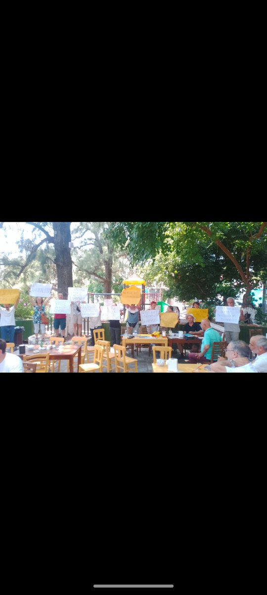 TamerCantu23004's tweet photo. Bugün sessiz eylemdeydik. Dayanışma dostları ile bir araya gelerek Nergis Cafe özelinde Karaburun'un yerel sorunlarını konuştuk,tartıştık.
Özellikle Karaburun içi servis ve ringlerin kaldırılması kararı ile ilgili neler yapabileceğimizi tartıştık.
Nergis Cafe Karaburun'un simgesidir hafızasıdır Taksimidir.
Dayanışma varsa umut da vardır.