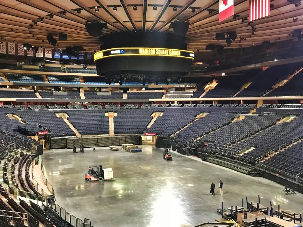 poptime's tweet photo. Taylor Swift está construindo um enorme JARDIM e CASTELO dentro do ginásio Madison Square Garden para seu casamento milionário com Travis Kelce.

As informações são exclusivas do TMZ. https://t.co/AhVTY7DBGq