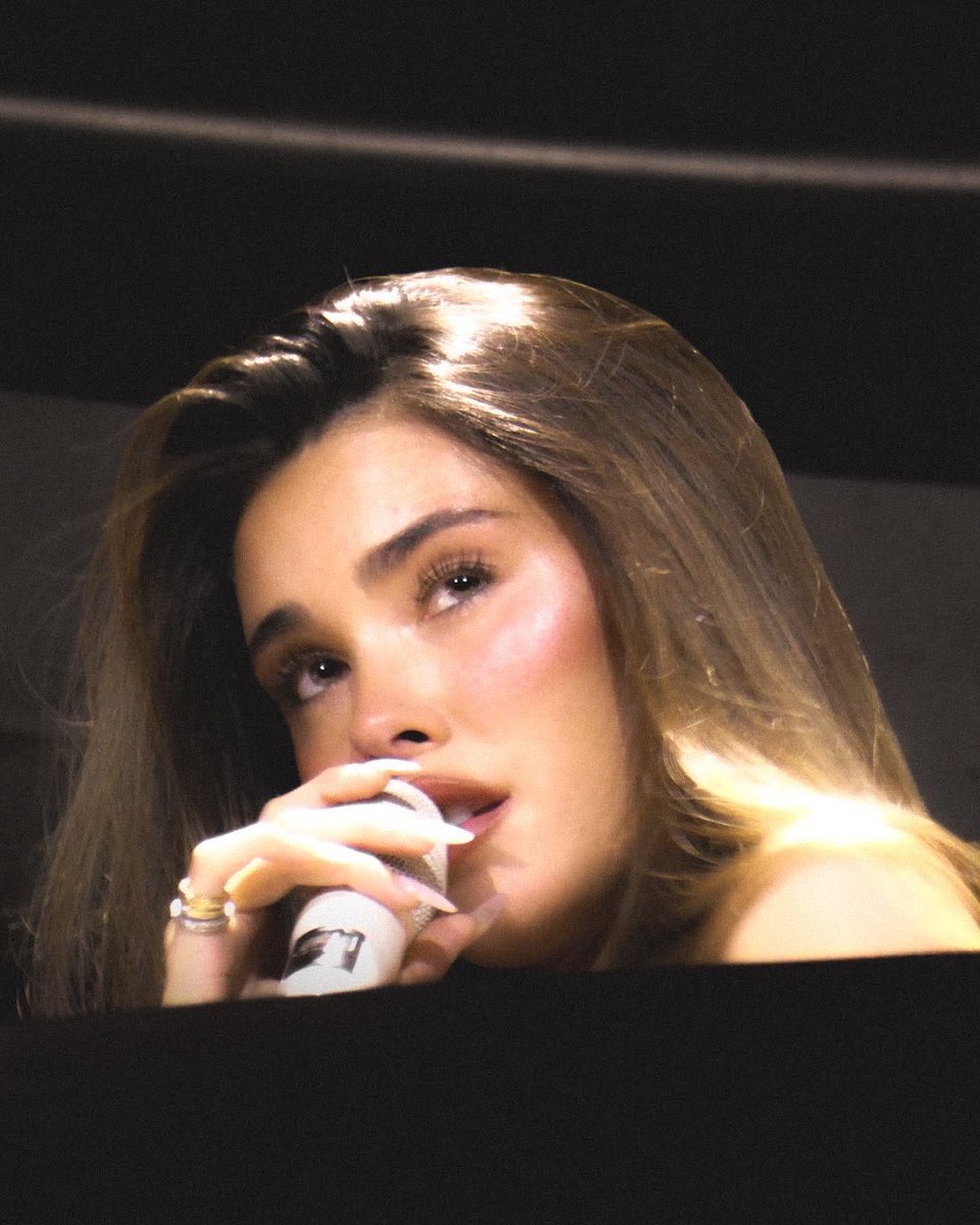effortlesselles's tweet photo. oh to have a face card like madison beer https://t.co/pmQNosObtQ