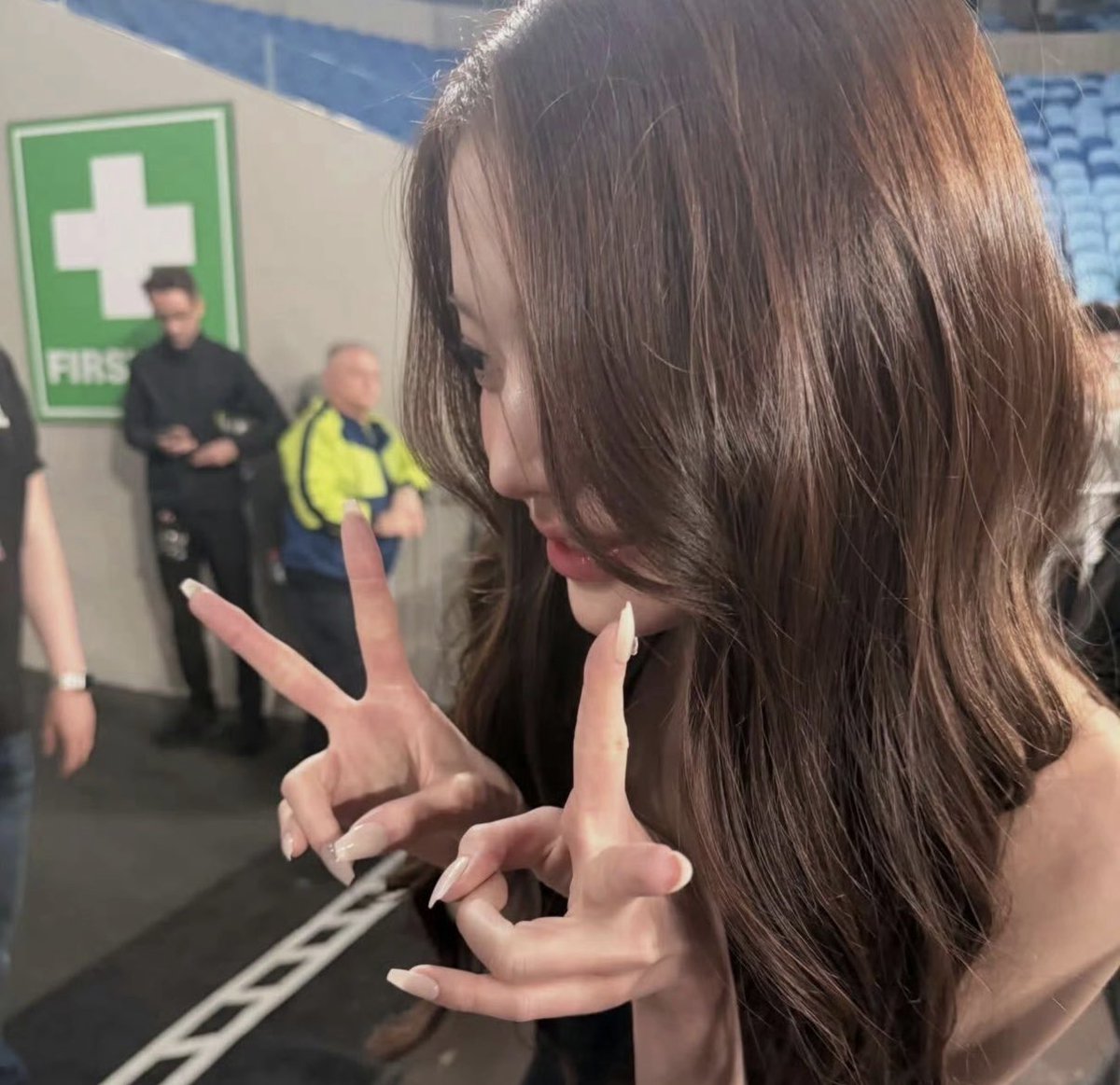 emaema0925's tweet photo. 私は知っている。超多忙人間がいきなり撮られた写真なのに、髪はふわふわツヤツヤ肌は陶器みたいに綺麗でネイルも手元も完璧に整ってる→普段から並大抵じゃない努力をしてる、鬼のように努力してる🙂‍↕️ https://t.co/aevv0UorsA
