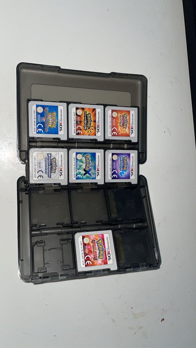 Pokediavenir's tweet photo. Au delà de ça…garder ses cartouches/CD/boite c’est avoir une dose de souvenir et de nostalgie rien qu’en les regardant…

On est sûrement des vieux con mais entre l’arrivé de l’IA et l’arrêt du physique…le jeu vidéo prend un sacré coup ☹️ https://t.co/o1KLwDW4H2
