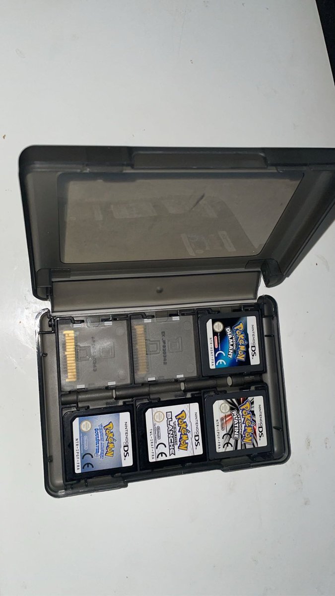 Pokediavenir's tweet photo. Au delà de ça…garder ses cartouches/CD/boite c’est avoir une dose de souvenir et de nostalgie rien qu’en les regardant…

On est sûrement des vieux con mais entre l’arrivé de l’IA et l’arrêt du physique…le jeu vidéo prend un sacré coup ☹️ https://t.co/o1KLwDW4H2