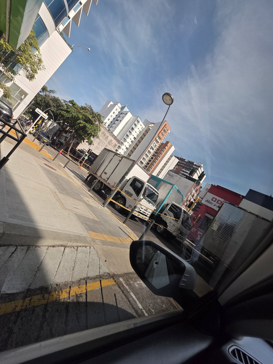 ivanandrescabal's tweet photo. @transito_bga disculpen pero esto esta autorizado 3 camiones bloqueando la calle 36 https://t.co/GKakuW2O43