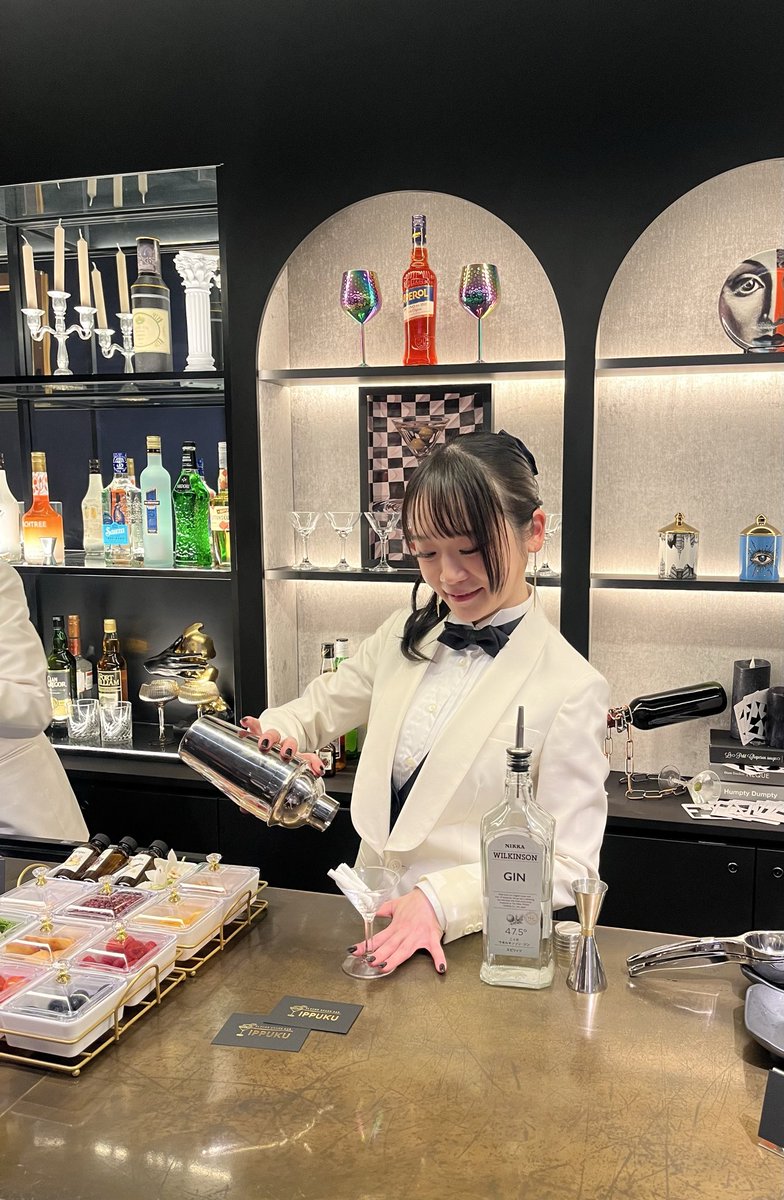 0112Magic's tweet photo. 本日から7日までPloom Shop 銀座店のイベントにバーテンダーの装いで出演。
期間限定オープンのIPPUKU BAR

初日の今日は、多くのメディア・プレスの皆様にお越しいただき、熱気あふれる会場でサプライズパフォーマンスを披露させていただきました。

いよいよ明日から一般公開🌸 https://t.co/M5NiByLLHY