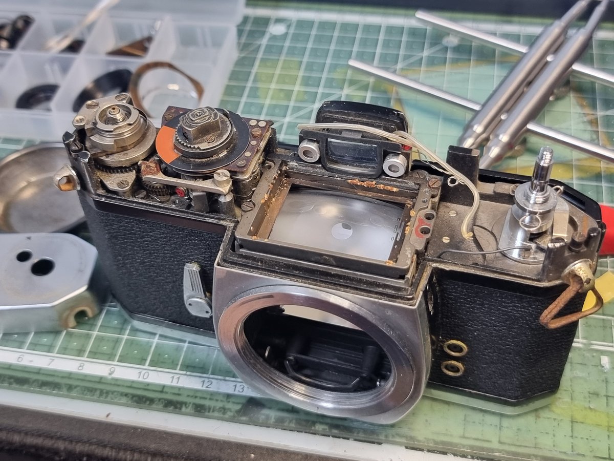 WindCrash65's tweet photo. Asahi Pentax Spotmatic SP
シャッター幕交換をために分解しましたが、もう露出計を抜き取られた状態でした😇💢 https://t.co/ZpVgFrxaM8