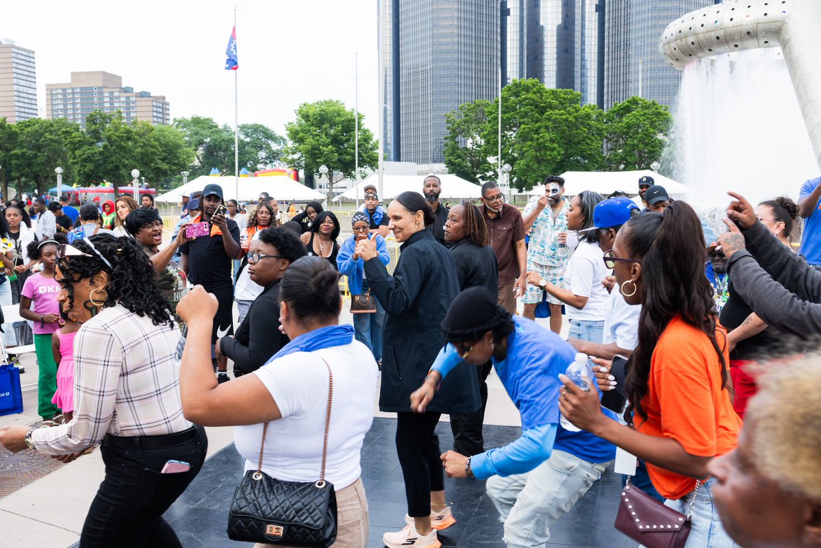 CityofDetroit's tweet photo. Under Mayor Mary Sheffield’s leadership, we’re investing in our young people because every Detroiter deserves a safe place to connect, grow, and thrive.

Occupy the Summer: Summer Fridays are for our youth. From the music and dancing to unforgettable performances, Detroit’s energy was on full display. Detroit always shows up. ❤️

We’ll see you July 10 for Skate Night. 🛼

#OccupyTheSummer