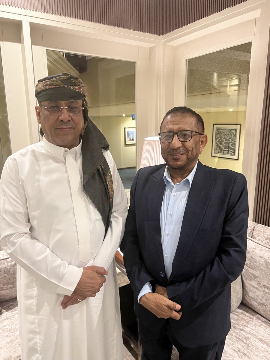 balfakher1's tweet photo. ليلة البارحة كان لقائي مع معالي المهندس احمد الميسري نائب رئيس الوزراء ووزير الداخلية السابق. في مقر اقامته بفندق الانتركونتيننتال بمدينة الرياض عاصمة القرار العربي. 
وح��يقة اللقاء كان على عجالة نتيجة الكم الهائل من الزوار المنتظرين لقاءه 
والكم الهائل والذين نسمع عنهم كل يوم هذا دليل على مكانة الرجل وحب الناس له فمنذ غيابه عن المشهد منذ ذلك النذير المشؤوم كانت كلمته المشهودة سنعود 
وسيعود باذن الله والأصل انه لم يغادر قلوب الاحرار بل استوطن فيها. 
العجيب مما رايته أن كثير من شخصيات النفير توافدت للقياه.