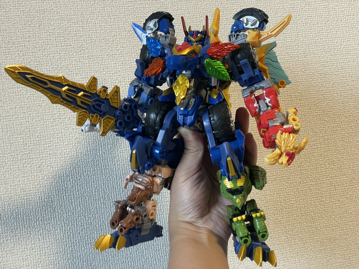 gox6i's tweet photo. 無事届いたので遊び倒してる
ぶっちゃけ皆さんが言ってるポロリとかの件も尤もだなとは思う

ただ、個人的にはこんなパーツをぶん回して大きく動かすタイプの変形ゴリ好きなのでもう大満足
一応ポロリの方もパーマメントバーニッシュ調達してるので、それで改善するようならマジで神玩具かもしれない https://t.co/n7Xz7g9A6t