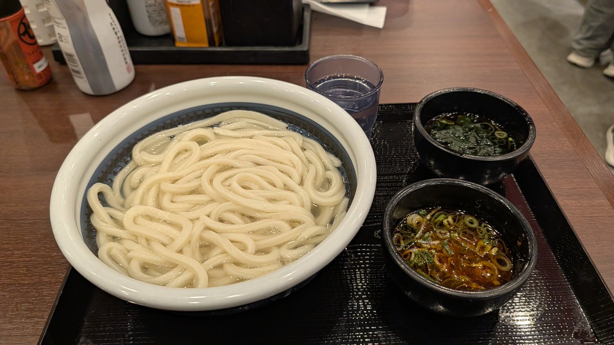 AT_iro16p's tweet photo. でっっっっかいうどん https://t.co/QwIO6snESv