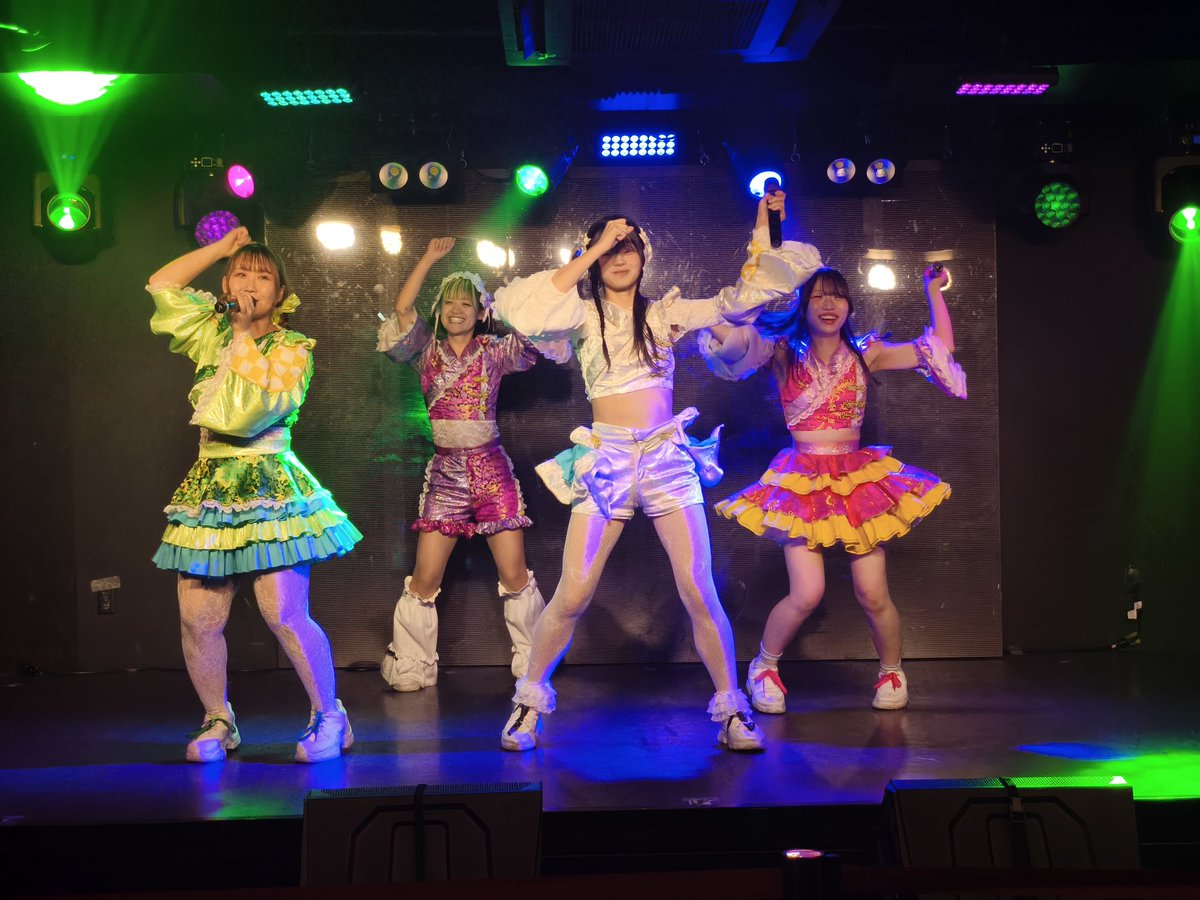 Ignaciocrusands's tweet photo. この写真は先週の6月26日（木）のものです。友達とバーベキューを行った、温泉に行った後にライブへ行きました。本当に楽しい一日でした。ライブもとても楽しかったです！今回で63回目のライブ参加でした。
スーパがおがおバカラオGaoワンワン! 🦖 🐱 🐶 🦁 🐻 https://t.co/MYtoXt7MLN