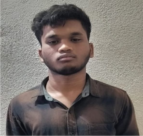 Kadapa_Police's tweet photo. ➡️ అంతర్ రాష్ట్ర ఎర్ర చందనం స్మగ్లర్ షేక్ షఫీ పై పి.డి.చట్టం ప్రయోగం.
➡️ ప్రఖ్యాతమైన మరియు విశిష్టమైన ఎర్ర చందనం దుంగల అక్రమ రవాణాకు పాల్పడుతున్నటువంటి అంతర్ రాష్ట్ర ఎర్ర చందనం స్మగ్లర్.
#kadapapolice
@APPOLICE100
#Dial112
#RedSandals
#PDAct https://t.co/KDf2LcGbi1