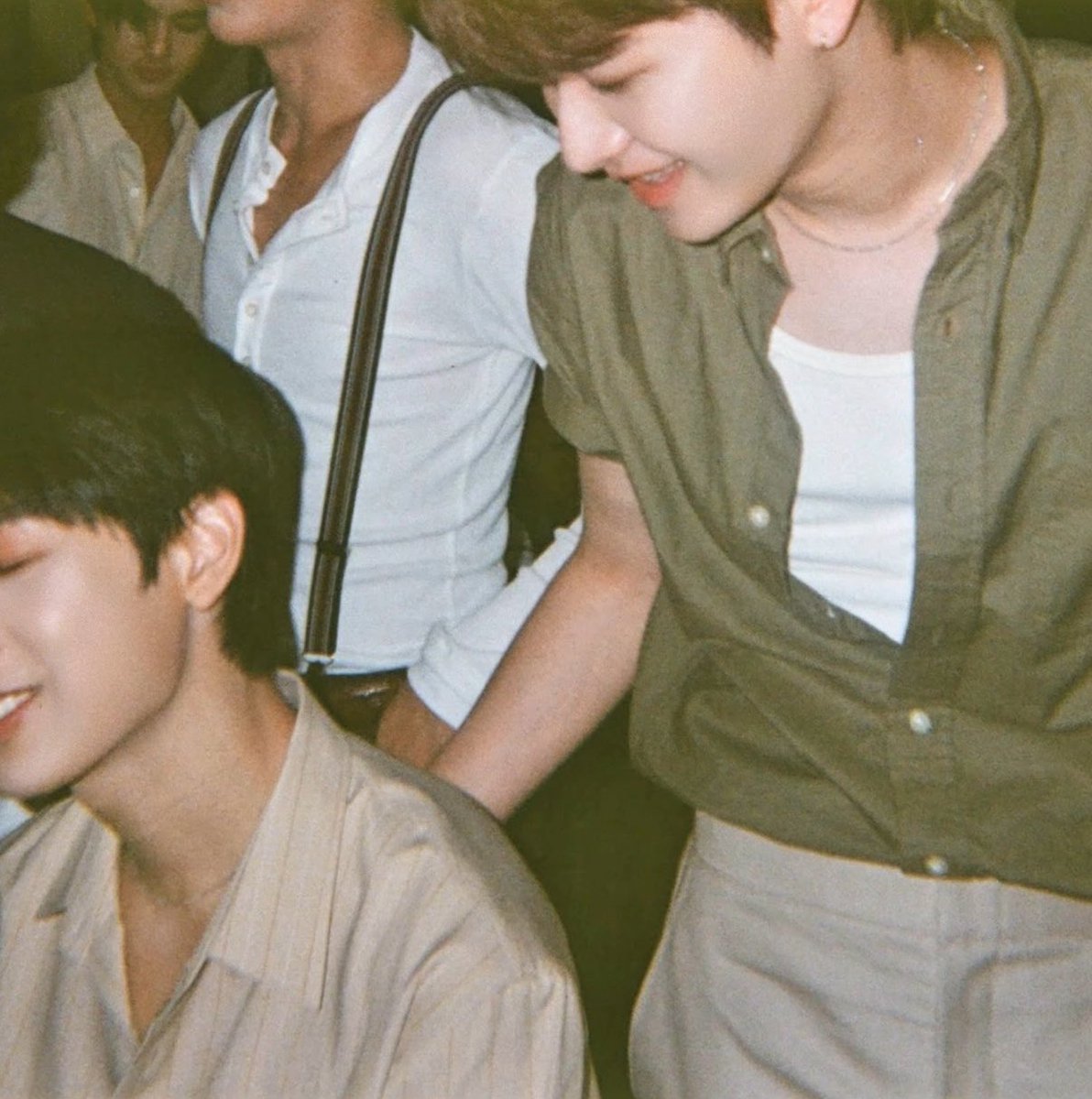 pungmiyou's tweet photo. รูปนี้เหมือนไทยเน้กกำลังคุยกันป้ะ แล้วยิ้มทั้งคู่ ?? คุยไรกันล่ะ หรือจีบกันหรอ แอะๆๆ 😳 https://t.co/mN7BgjvL2L
