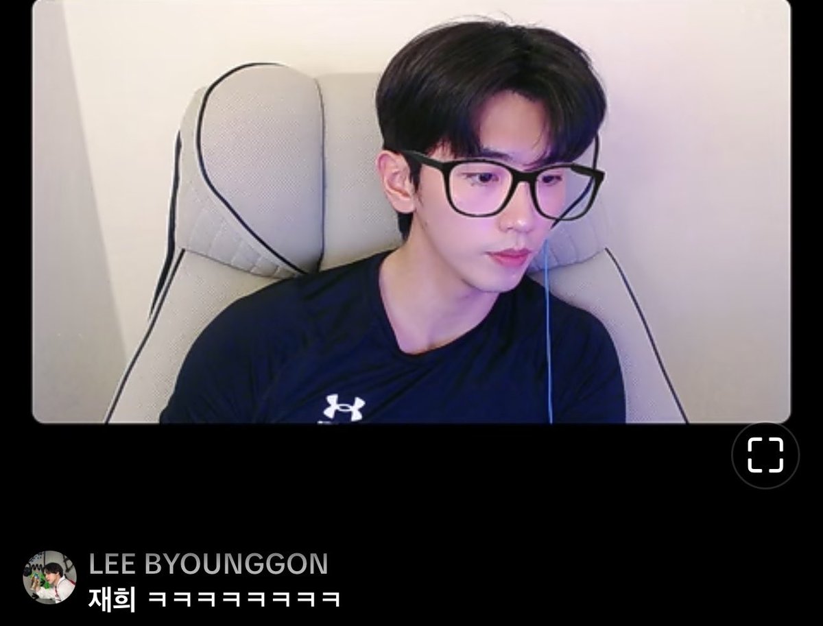 cixfixkr's tweet photo. just byounggon randomly appear in jaehee’s live and commented, then disappear again 🤣 https://t.co/QVmWlUim2F