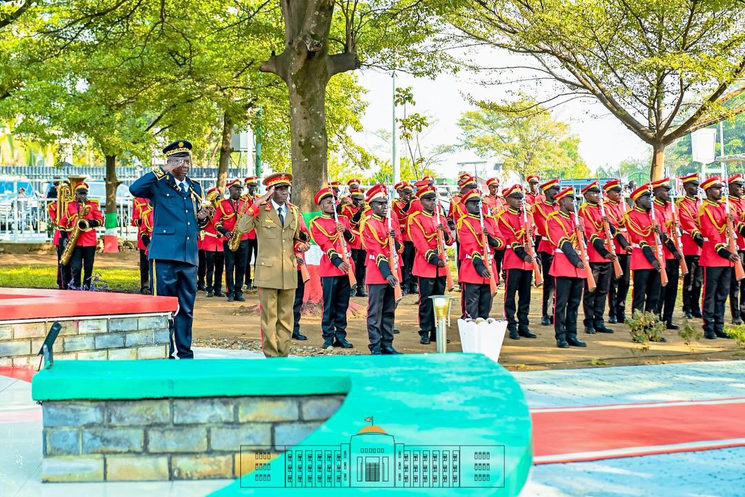 NtareHouse's tweet photo. Après le dépôt d’une gerbe de fleurs au mausolée du Prince Louis Rwagasore, Héros national de l’Indépendance du #Burundi, le Chef de l’État, Son Exellence @GeneralNeva, et son épouse, Son Excellence @Burundi1stLady, ainsi que d'autres hautes personnalités du pays ont poursuivi les hommages en procédant également à un dépôt de gerbe de fleurs sur la Place de l’Indépendance.