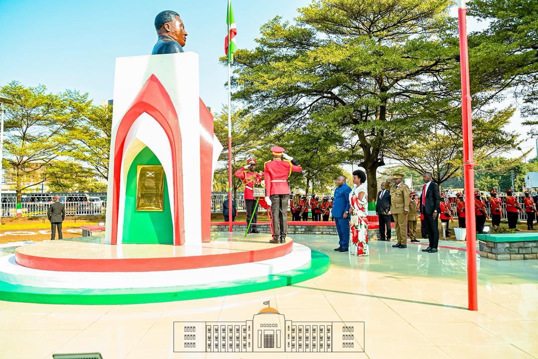 NtareHouse's tweet photo. Après le dépôt d’une gerbe de fleurs au mausolée du Prince Louis Rwagasore, Héros national de l’Indépendance du #Burundi, le Chef de l’État, Son Exellence @GeneralNeva, et son épouse, Son Excellence @Burundi1stLady, ainsi que d'autres hautes personnalités du pays ont poursuivi les hommages en procédant également à un dépôt de gerbe de fleurs sur la Place de l’Indépendance.