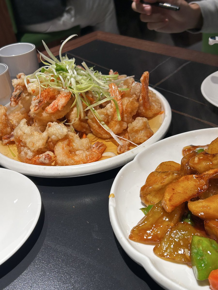 _coconutpalm's tweet photo. 下班后一路狂奔吃东北菜说垃圾话晕碳 在细密的雨雾里努力分辨方向 在静静的河边散步看鸟 好平静好幸福啊最近 我喜欢这些美妙的时刻 我舍不得悉尼 https://t.co/xEUHRVLrcU
