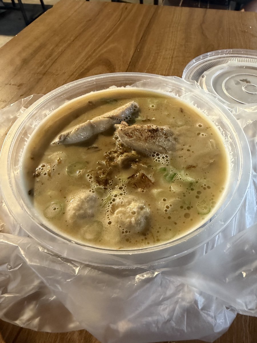 104pp_'s tweet photo. ジョムティエンナイトマーケット
ラーメン🍜買ってみた！　
160バーツ　みた感じは天下一品ラーメン　ちゃんと熱々🍜 https://t.co/Lpbjx5Hgwf