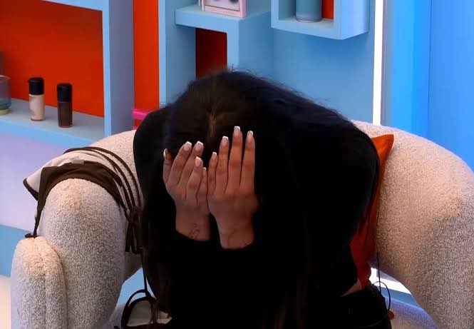 jasrenzo's tweet photo. first she’s “off-putting”, then she’s too much, then she’s asked for a break, then publicly embarrassed in casa… murphy brothers you’ll be dealt with #loveisland #loveislanduk https://t.co/MxTpTrjYQ9