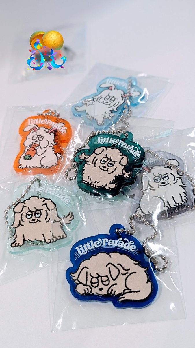 Godstick's tweet photo. ロゴとキャライラストを担当したLittle Paradeのライブを観させていただきました！好評で売切れ続出！

実は14年前、Aqua Timez の“because we are we” tourのグッズ販売スタッフとしてツアーを回らせて頂いた経験が、グッズデザイナーを目指すきっかけの一つでした。当時のデザインが素晴らしかったのと、それを並んで買うお客さんの表情が、どの会場へ行っても輝いていて、なんて素晴らしい仕事なんだろう、と。自分も生み出す側なりたいと思うようになり、そこから本格的にデザインを勉強するようになりました。

紆余曲折あってフリーになり、いつか自分もデザインでお役に立ちたいな〜とぼんやりと思ってから月日が流れ、幸運にもチームから依頼をいただき、いくつか提案した案の中から選ばれたのが今回のロゴやキャラクターでした。

そして今日。
太志さんの歌を聴きに集まったお客さん達の手元にグッズが渡り、身につけている光景を見ることができて、とても感慨深く、間違いなく自分にとって大切な日になりました。

夢が一つ叶ったけれど満身せず、次は今日を超えるデザインやイラストを生み出せるように明日からまたイチからがんばります🤸
売切れ商品は後日増産らしいので、ぜひお迎えしてあげてください🙇