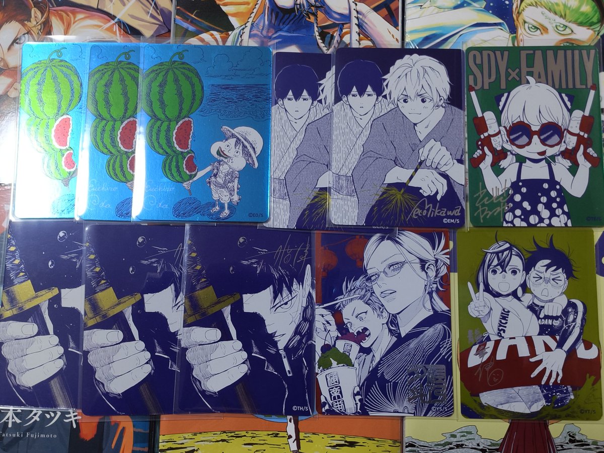 satohaha's tweet photo. 昼休みと仕事帰りに職場近くのK書店(選べるけど1絵柄1枚限)とU隣堂(ランダム配布)でナツコミチャレンジ！
この店舗はOPと忘バが並んでたのかな🤔
メタリック加工かなり気に入ったから買い足したいな✨
無事今年もジャンバル行けるしラウワンのOPコラボ🎤ルーム予約したし我ながら勤しんでるな… https://t.co/INVleXsPS0