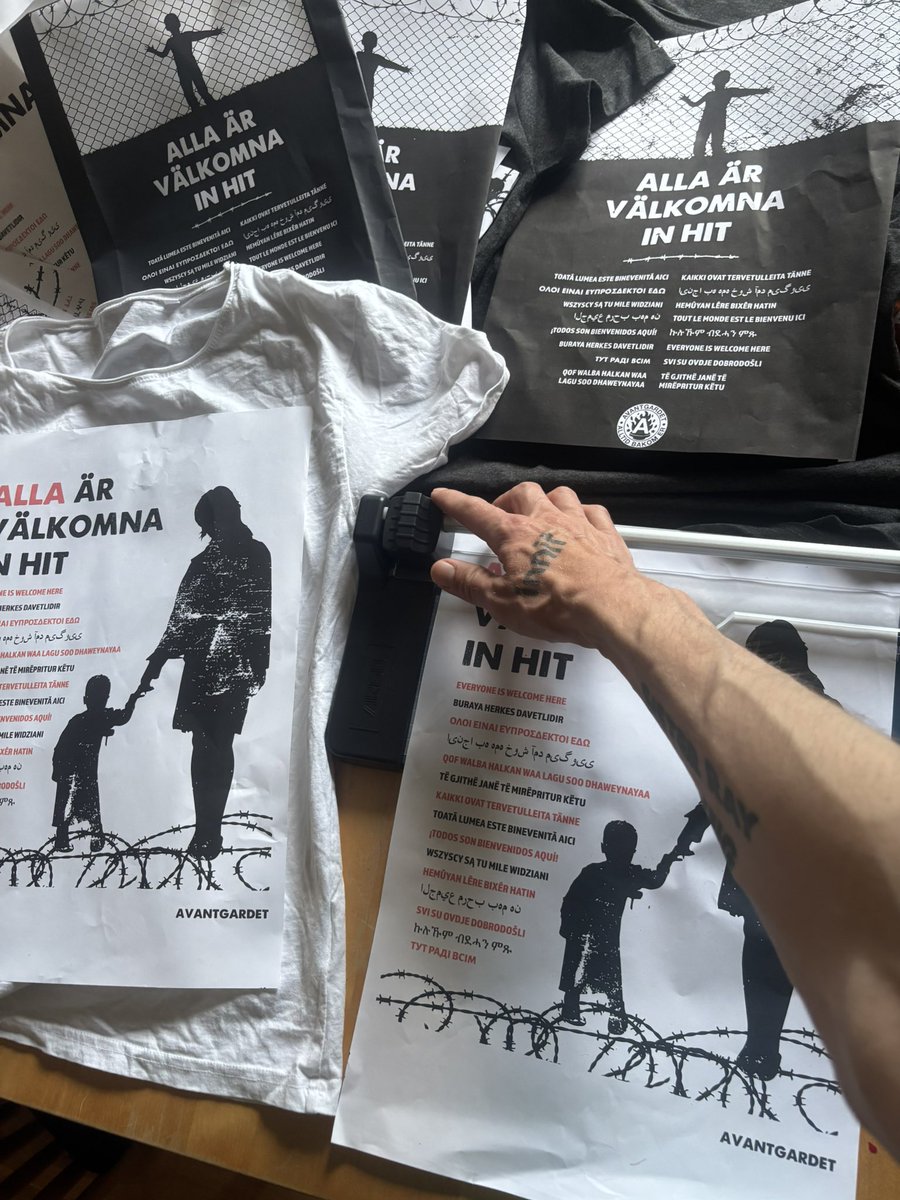RalleArvid's tweet photo. Nu jävlar har det klippts och skurits färdigt! Tröjor på ingång! Håll utkik på Avantgardets intranet för uppdateringar. P.S: förstår att många undrar och NEJ: jag kör bara pekfingergreppet på skäraren när jag fotar samtidigt. Jobbar dubbelhandsfattat hyvelgrepp annars. Puss https://t.co/HEwxwyuUEN