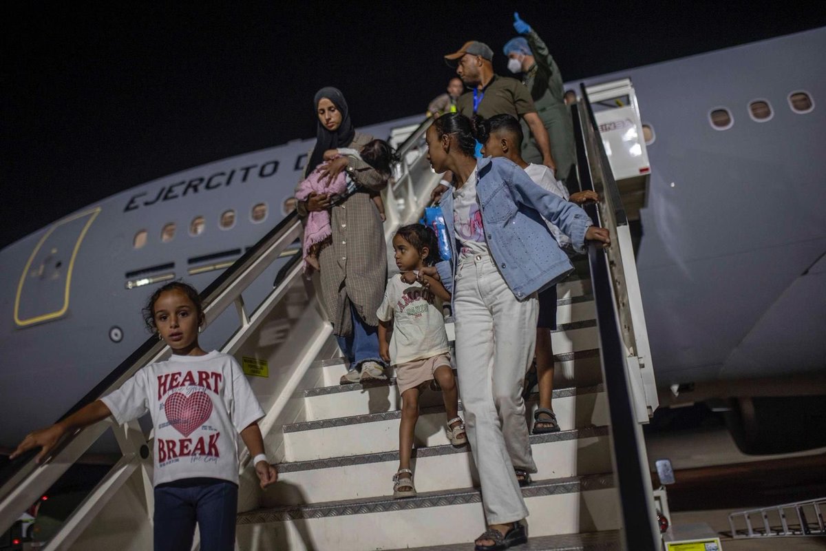 rulajebreal's tweet photo. Mentre il governo Meloni protegge i soldati israeliani in vacanza in Italia, la Spagna accoglie 100 palestinesi, tra cui 20 bambini e le loro famiglie, affinché possano ricevere cure mediche, come ha annunciato il PM Pedro Sánchez.
Si tratta della sesta evacuazione di questo tipo da Gaza.
🔹«Nessun essere umano, e ovviamente nessun bambino, dovrebbe essere costretto a subire l’orrore e le barbarie che si stanno commettendo a Gaza», scrive Sánchez. La ministra della Salute Mónica García ha affermato che i bambini «si lasciano alle spalle la barbarie per ricevere le cure di cui hanno bisogno nei nostri ospedali», aggiungendo che «arrivano con paura ma» anche con speranza.

🔹La Spagna è stata all’avanguardia in Europa nelle evacuazioni mediche da Gaza, diventando il primo paese UE ad accogliere bambini palestinesi feriti dal 2024, e la Spagna è tra i critici più feroci di Israele all’interno dell’UE. 

Secondo l’OMS, più di 18.500 persone a Gaza, tra cui quasi 4.000 bambini, necessitano ancora di un’evacuazione urgente, poiché il sistema sanitario del territorio giace in rovina dopo la distruzione sistematica di Israele.
