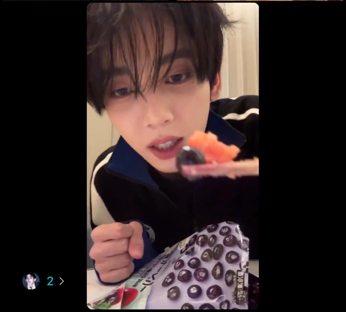 yg_eugenia's tweet photo. ブルーベリーを主食に(？)明太子をおかずに(？)食べるの前代未聞すぎる食べ合わせだし兄貴たちの顔よwwwwwwwwwwww https://t.co/ZcLogM8H5I