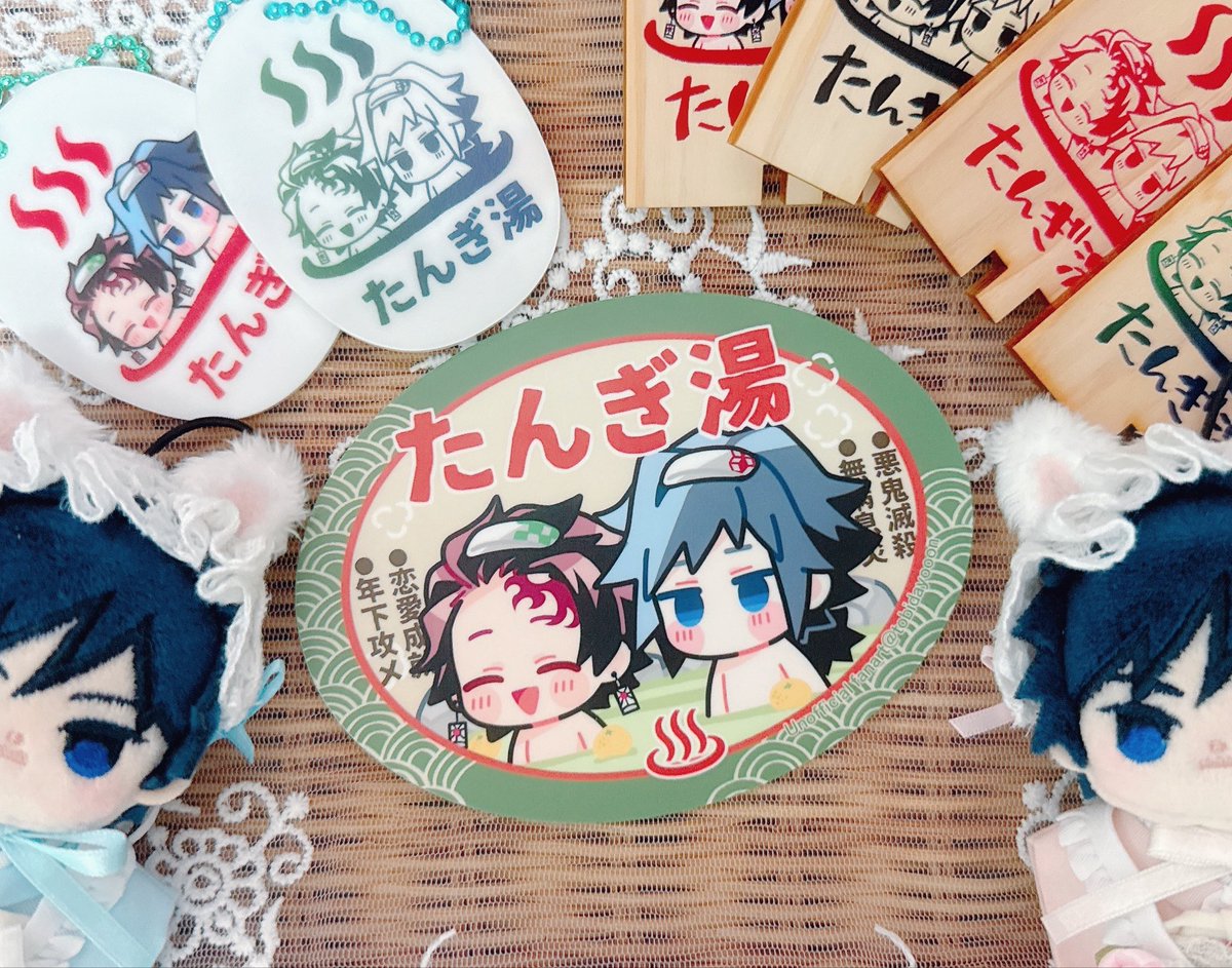 tobidayooon's tweet photo. 木札無駄に4色ありますガチで何に使うかわからないので貰ってくれる方はご自由にお取りください♨️ステッカーも無駄にでかいです！ https://t.co/8Qx7V5czox