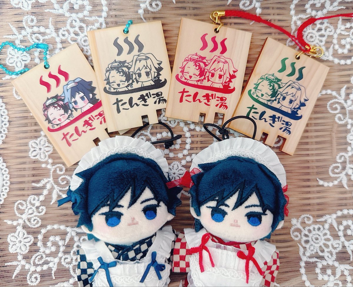 tobidayooon's tweet photo. 木札無駄に4色ありますガチで何に使うかわからないので貰ってくれる方はご自由にお取りください♨️ステッカーも無駄にでかいです！ https://t.co/8Qx7V5czox