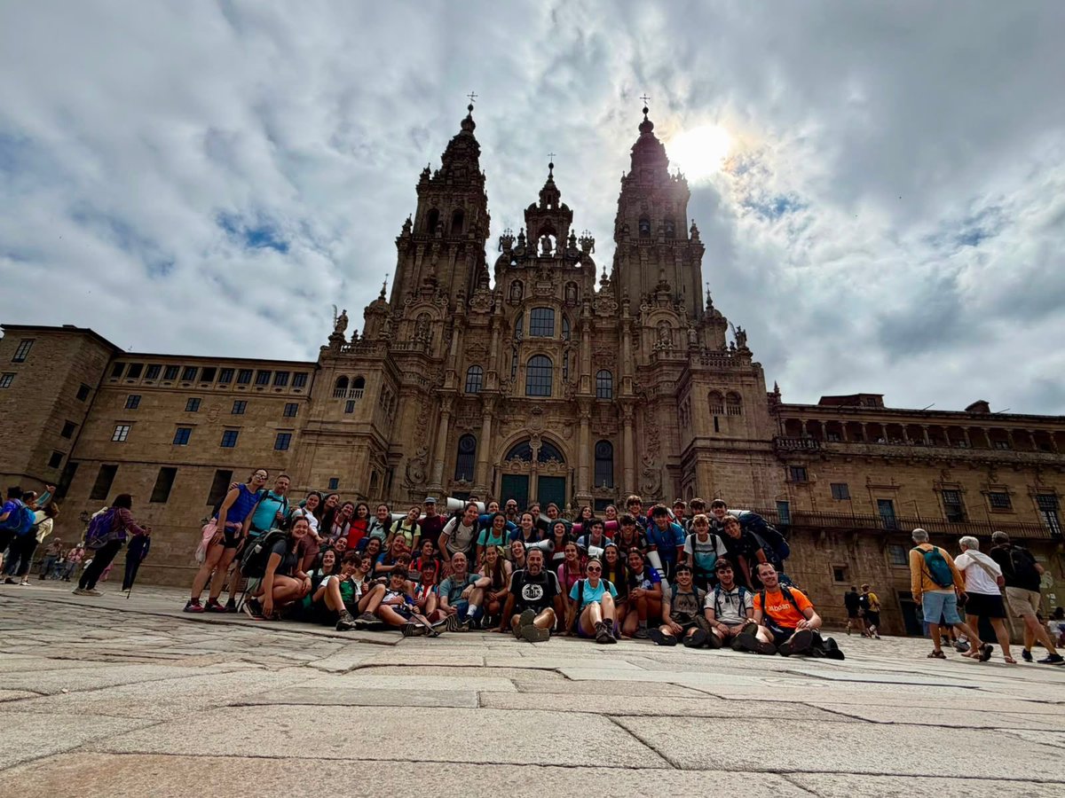 jmolaizola's tweet photo. Terminamos unos días de camino de Santiago con chavales de nuestros colegios de Asturias. Y se cumple que el camino es la vida misma. Un reto, una escuela… https://t.co/A9dzRg08l6