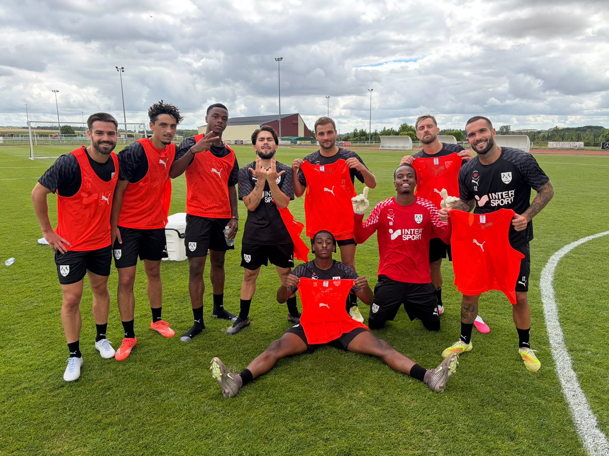 AmiensSC's tweet photo. 📸 On n'a beau être qu'à l'entraînement... gagner, c'est gagner ! #TeamASC 😏 https://t.co/RgQxEG6XJY