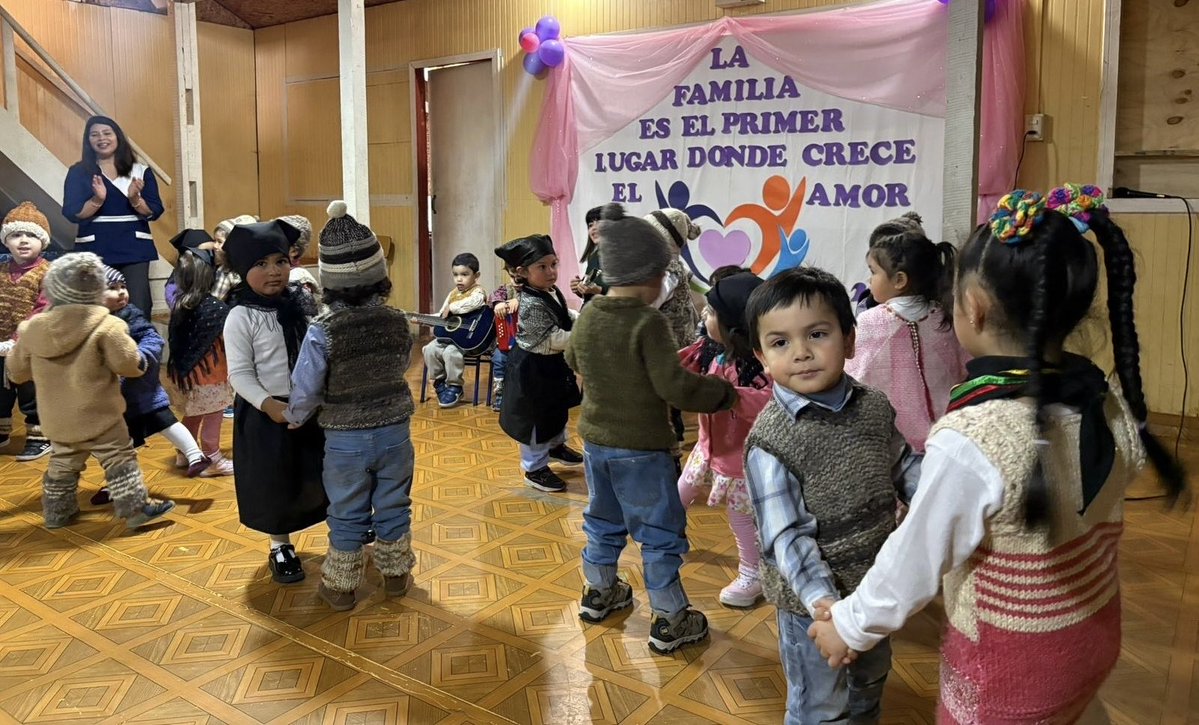 edu_chiloe's tweet photo. ✨🌈El jardín infantil Rayun Duam de Dalcahue celebró el Día de la Familia, reconociendo a cada una como las primeras educadoras de sus hijos e hijas. https://t.co/muQYDXe70T