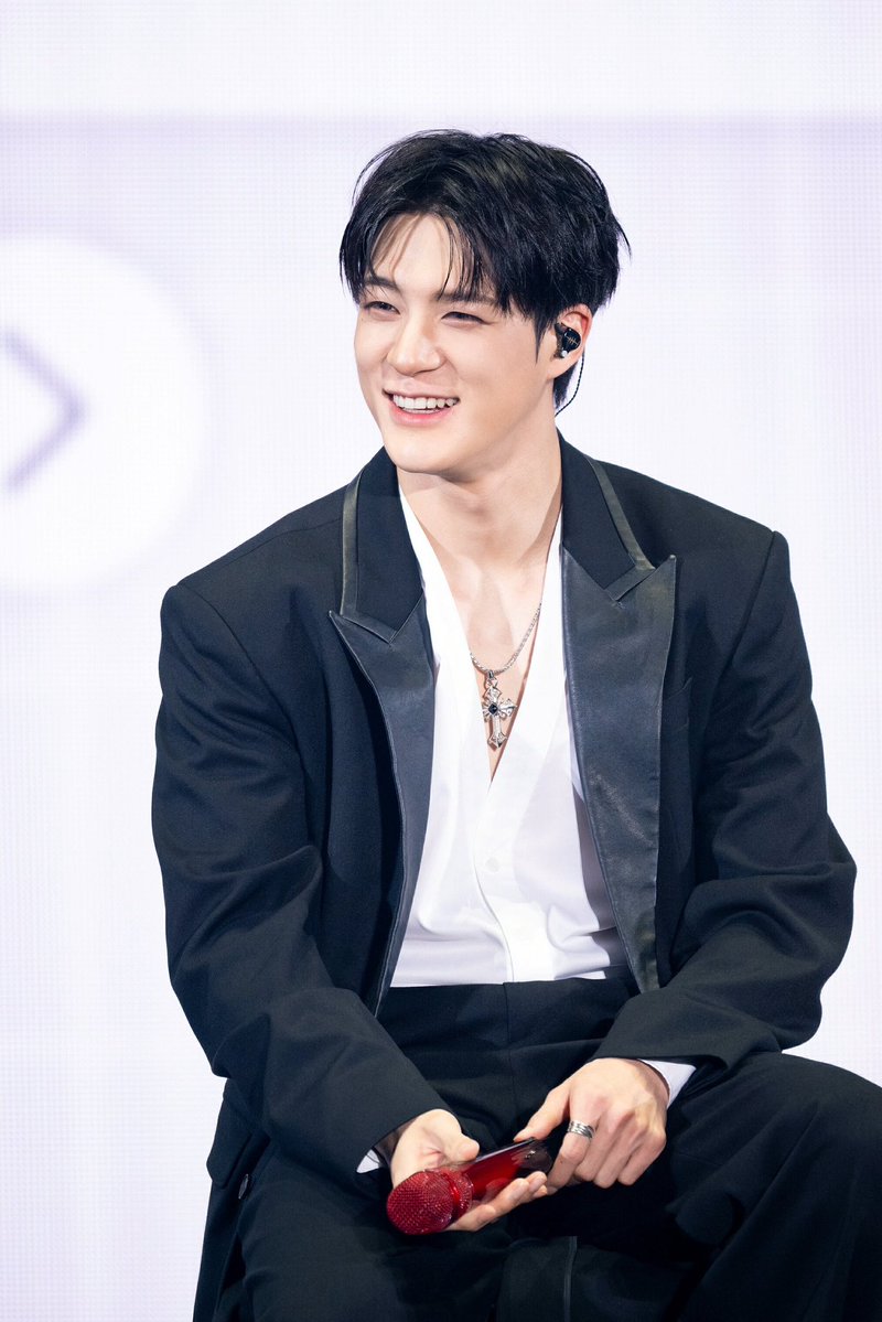 jenmong23's tweet photo. DUALITY in JAPAN #제노 #JENO https://t.co/A66Vnwtiv6