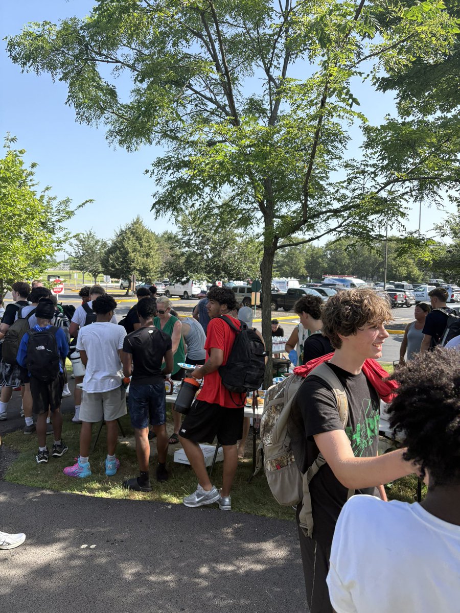 coachaplace's tweet photo. Best part about @sciotofootball is the community and parents coming together to do what is best for our players!! #EastSidePride https://t.co/S1EH8EjvRp