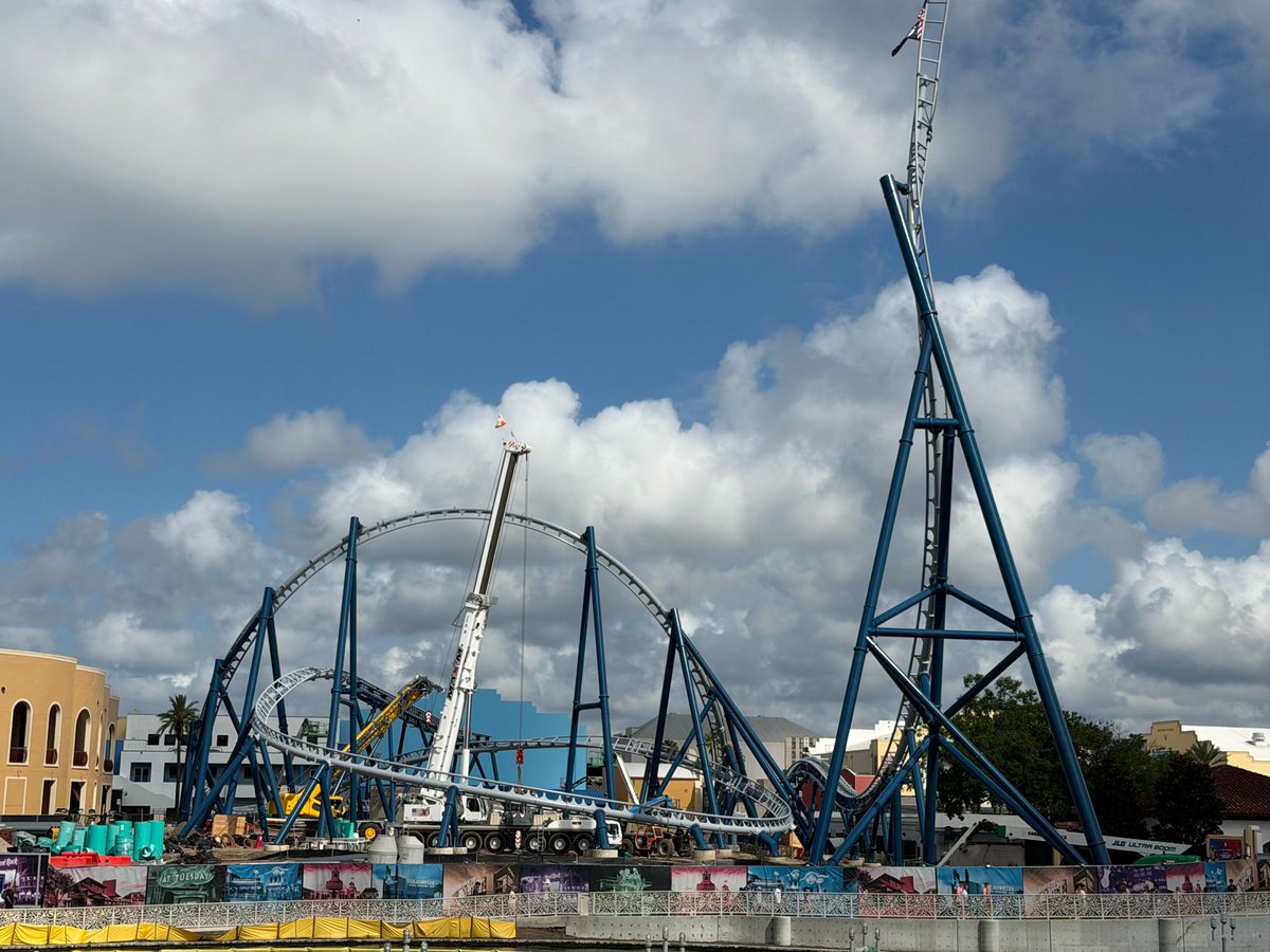 insideuniversal's tweet photo. The vertical spike for Fast &amp; Furious: Hollywood Drift has been topped off! @UniversalORL https://t.co/w5BjA6ukjT