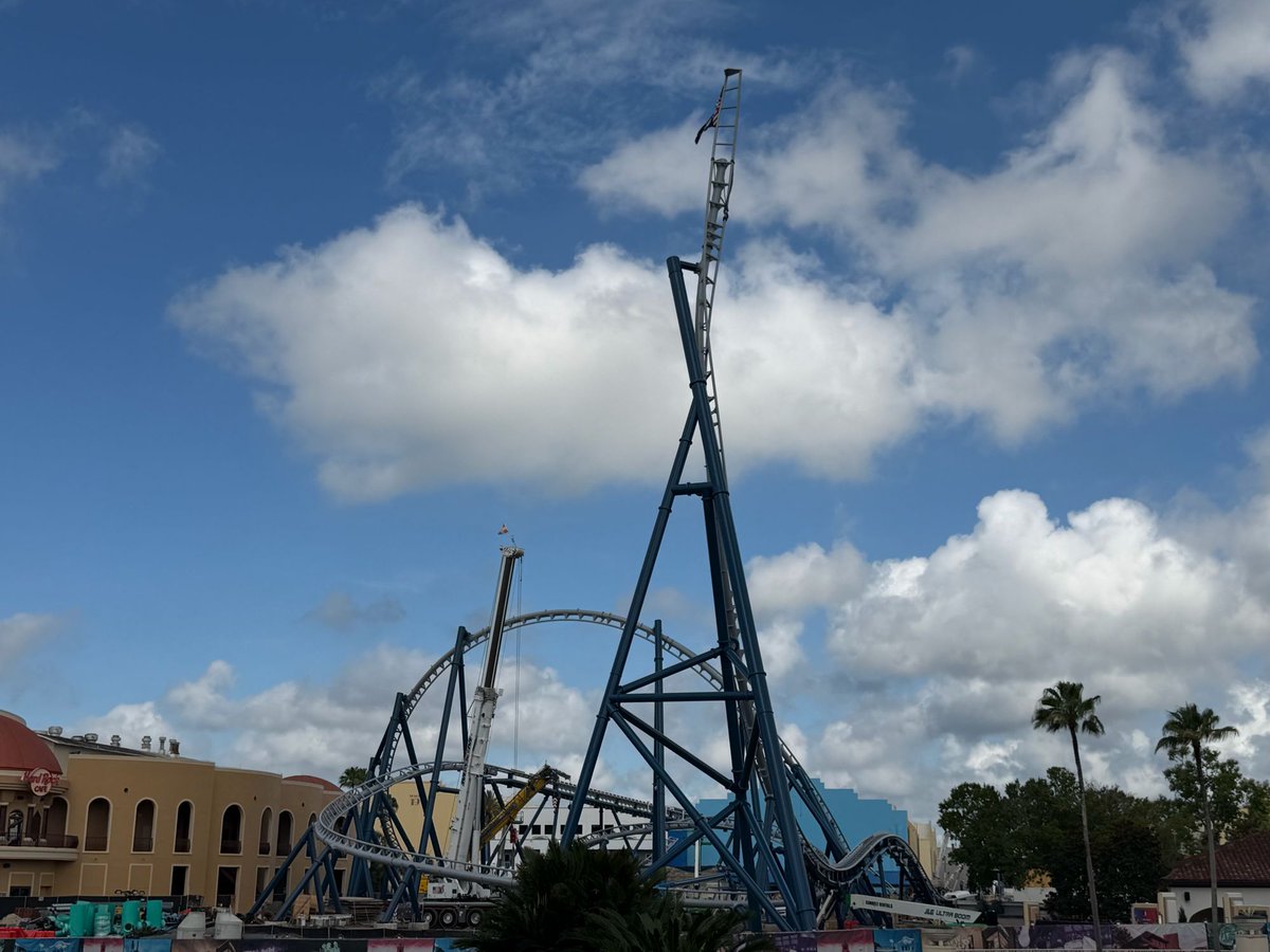 insideuniversal's tweet photo. The vertical spike for Fast &amp; Furious: Hollywood Drift has been topped off! @UniversalORL https://t.co/w5BjA6ukjT