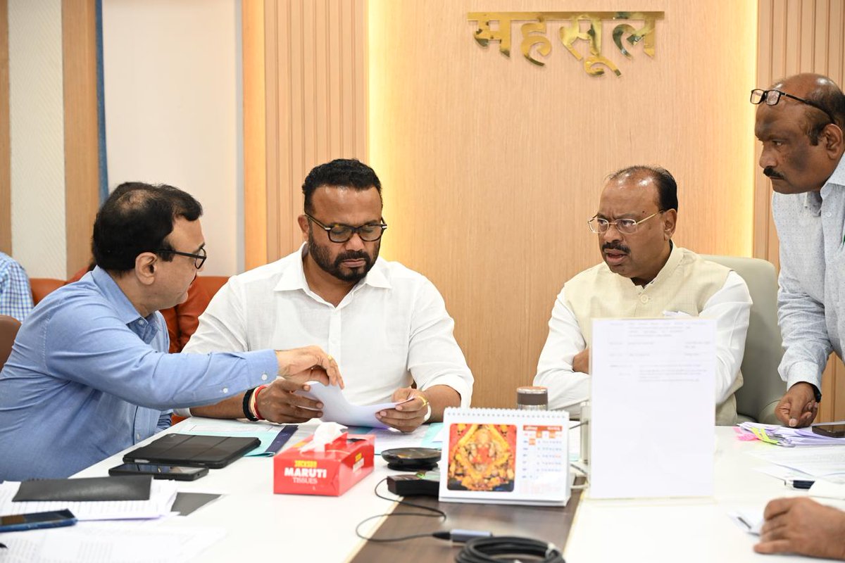 cbawankule's tweet photo. मंत्रालय, मुंबई येथे गावठाण जमाबंदी प्रकल्प 'स्वामित्व' योजनेअंतर्गत अंतिम होणाऱ्या गावांसाठी सनद शुल्क माफ करण्याबाबत सविस्तर आढावा बैठक घेतली.

योजनेची प्रभावी अंमलबजावणी, नागरिकांना अधिकाधिक दिलासा मिळावा तसेच प्रलंबित बाबींचा वेगाने निपटारा व्हावा, या दृष्टीने संबंधित अधिकाऱ्यांसोबत सविस्तर चर्चा करून आवश्यक सूचना दिल्या.

या बैठकीस ग्रामविकास मंत्री @Jaykumar_Gore जी व संबंधित विभागांचे अधिकारी उपस्थित होते.

@CMOMaharashtra @maharevenue @MahaDGIPR @IGR_Maharashtra @mybmc
#Maharashtra #Mumbai #RevenueMinister #ChandrashekharBawankule