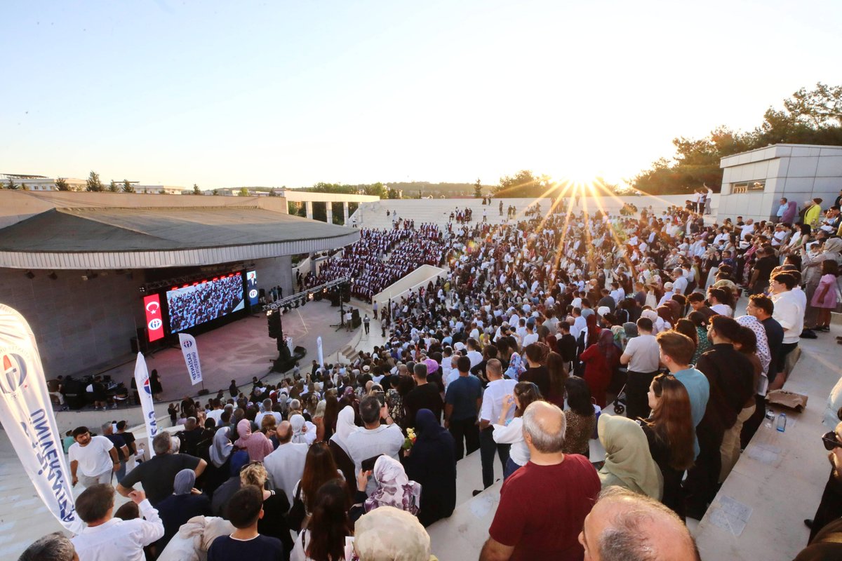 gaziantepUniv's tweet photo. GAÜN’DE YAPAY ZEKÂ DESTEKLİ MEZUNİYET HEYECANI

Gaziantep Üniversitesi (GAÜN) Mühendislik Fakültesi 2025-2026 Eğitim-Öğretim Yılı Mezuniyet Töreni gerçekleştirildi.

Törende, Mühendislik Fakültesinden mezun olan 409 öğrenci diploma almanın sevincini yaşadı. Mezuniyet programında yapay zekâ destekli uygulamalar da kullanıldı. Program kapsamında sunucu avatarı ile açılış anonsu yapılırken, Mühendislik Fakültesi Dekanı Prof. Dr. Mustafa Bayram’ın dijital temsilcisi de törene özel hazırlanan içerikle mezunlara seslendi.

Programda fakülte ve bölüm derecesi elde eden öğrencilere ödül ve başarı belgeleri takdim edildi. Fakülte birincisi Endüstri Mühendisliği Bölümü mezunu İbrahim Sökmen, mezuniyet kütüğüne brövesini çakarak mezunlar adına konuşma yaptı.

Etkinlikte Rektör Yardımcısı Prof. Dr. Fahrettin Göğüş, Mühendislik Fakültesi Dekanı Prof. Dr. Mustafa Bayram, bölüm başkanları ve akademisyenler tarafından Makine Mühendisliği, Elektrik-Elektronik Mühendisliği, Gıda Mühendisliği, İnşaat Mühendisliği, Fizik Mühendisliği, Optik ve Akustik Mühendisliği, Tekstil Mühendisliği, Endüstri Mühendisliği ile Metalurji ve Malzeme Mühendisliği bölümlerinden mezun olan öğrencilere mezuniyet belgeleri verildi.

Mühendislik yemininin yapılmasının ardından, fakültede geleneksel hale gelen “kep çıkartma ve baret takma” töreni gerçekleştirildi.

Törende ayrıca Mühendislik Fakültesi Ar-Ge ve Proje Ekibinin ilk mezununu vermesi dolayısıyla Endüstri Mühendisliği mezunu Mediha Nur Sema Gün’e plaket takdim edildi.

Mezuniyet töreni, öğrencilerin baret takması ve toplu fotoğraf çekiminin ardından sona erdi.

https://t.co/u5yIsP7pmJ

ParlayanYıldız #GaziantepÜniversitesi #Mezuniyet 🎓