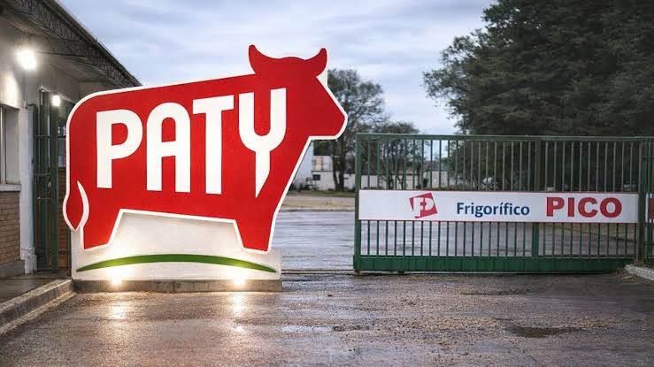 FinanzasArgy's tweet photo. 🥩🇦🇷 El frigorífico creador de Paty reactivó su planta de La Pampa de la mano de un operador argentino y reincorporó a 450 empleados, tras pagar sueldos atrasados: la faena ya está en marcha con unas 400 cabezas diarias y se prevé aumentar el ritmo.

ℹ️ Infobae https://t.co/45D5t0xxJa