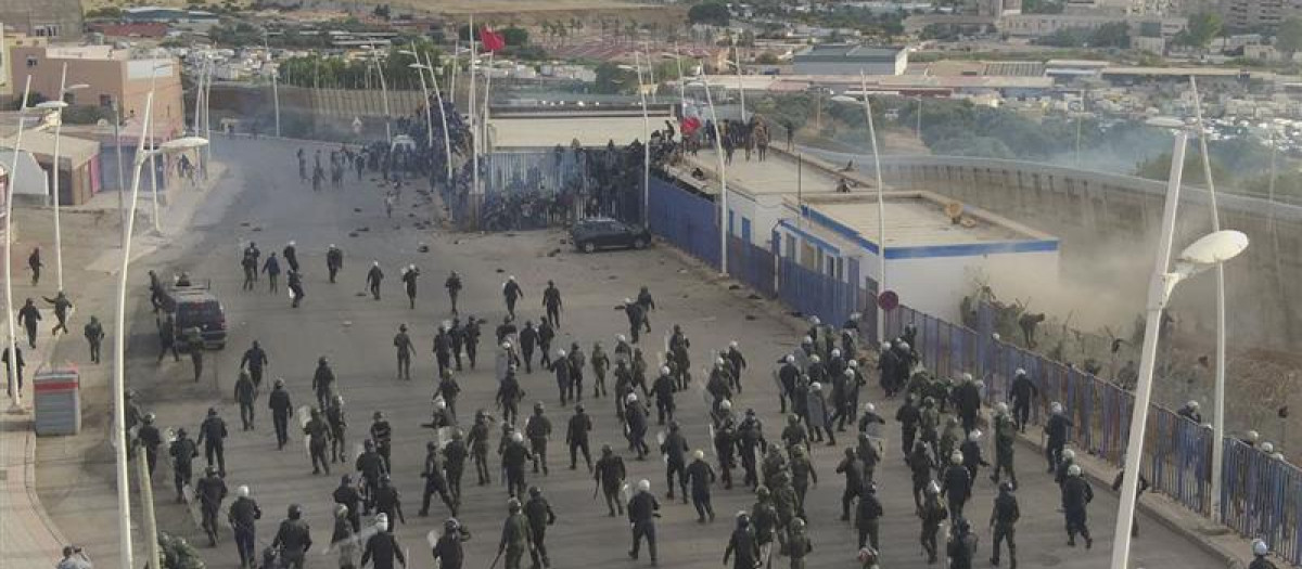DSocialista_'s tweet photo. Cuatro años de la masacre de la valla de Melilla

Las policías de Marruecos y la Guardia Civil asesinaron a unas 70 personas que intentaban cruzar a Melilla. El Estado español archivó la causa a los pocos meses y Marruecos dos años después.

➡️ https://t.co/3QPH5oRnOZ https://t.co/xVoXyWv4gZ