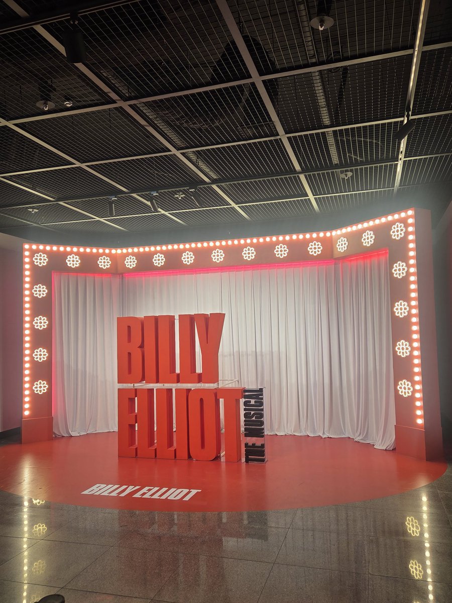 dkfktl0608's tweet photo. 빌리 엘리어트 블루스퀘어
감동의 빌리를 만나다 https://t.co/dTjJuYS2uY