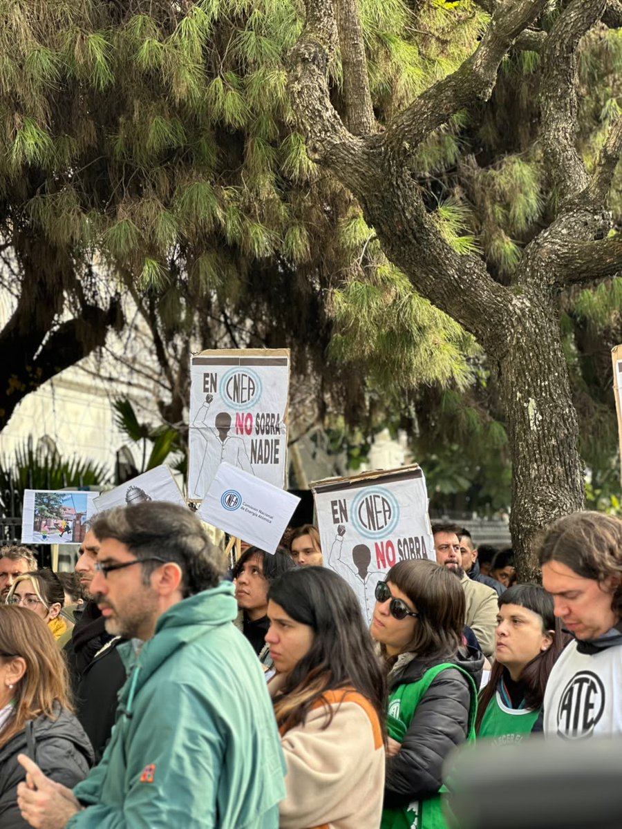 PeriodismoDeIzq's tweet photo. #Ahora Concentración en la sede central de la Comisión Nacional de Energía Atómica ante el despido del 20% de la planta contratada que implica la paralización de sectores clave https://t.co/Qcm4OJf2e2