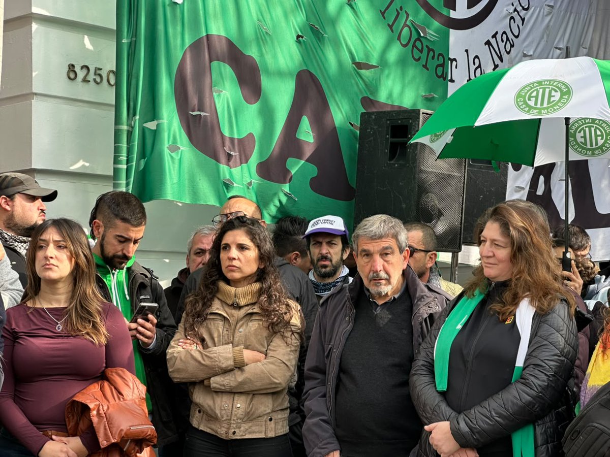 PeriodismoDeIzq's tweet photo. #Ahora Concentración en la sede central de la Comisión Nacional de Energía Atómica ante el despido del 20% de la planta contratada que implica la paralización de sectores clave https://t.co/Qcm4OJf2e2